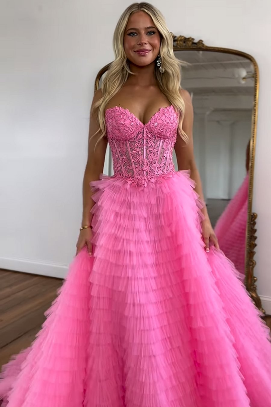 Precioso vestido de fiesta rosa de corte A con escote corazón y corsé, adornado con apliques.