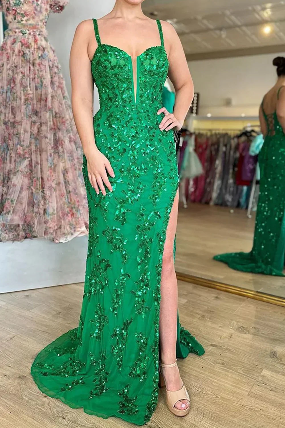 Vestido largo de fiesta azul brillante con lentejuelas y abertura