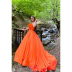 Vestido de noche largo de satén fruncido con plumas y escote corazón, corte A