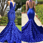 Vestido de fiesta sirena azul real con escote en V, cuello halter y espalda descubierta