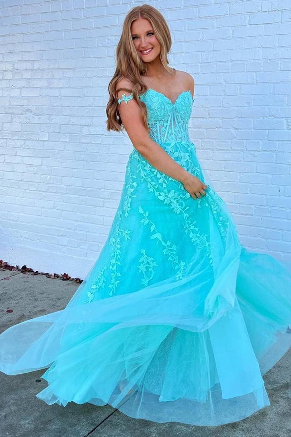 Robe de bal épaules dénudées avec appliques