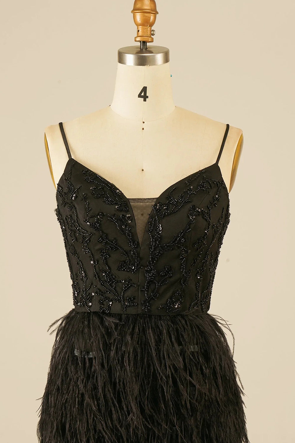Vestido ajustado de lentejuelas para baile de bienvenida con plumas