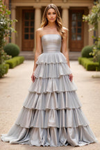 Robe de bal longue argentée à col carré et jupe trapèze à volants