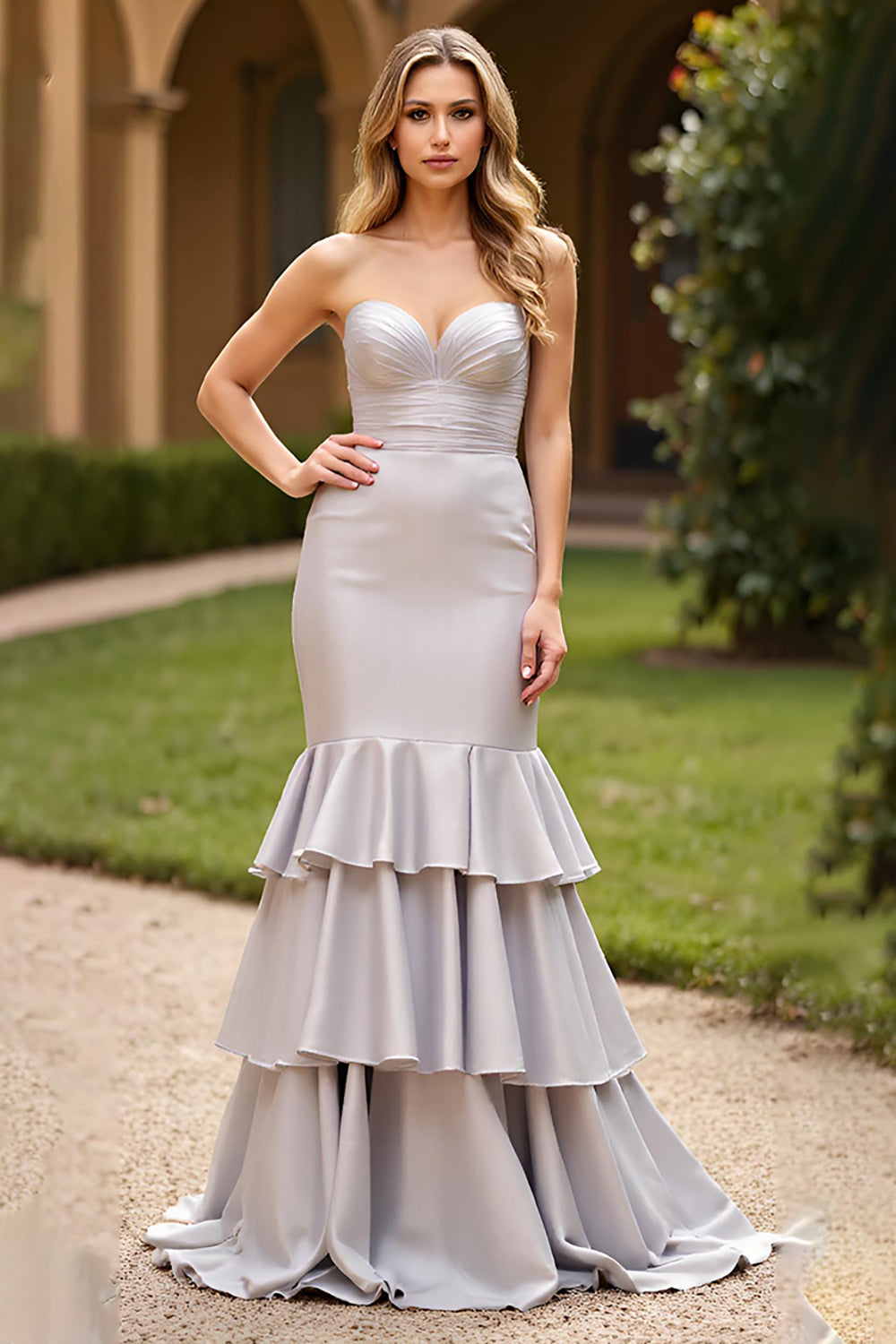 Robe de bal longue à volants en satin argenté