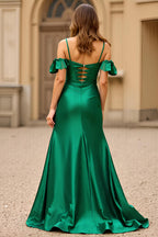 Robe de bal longue en satin vert foncé à épaules dénudées et fente