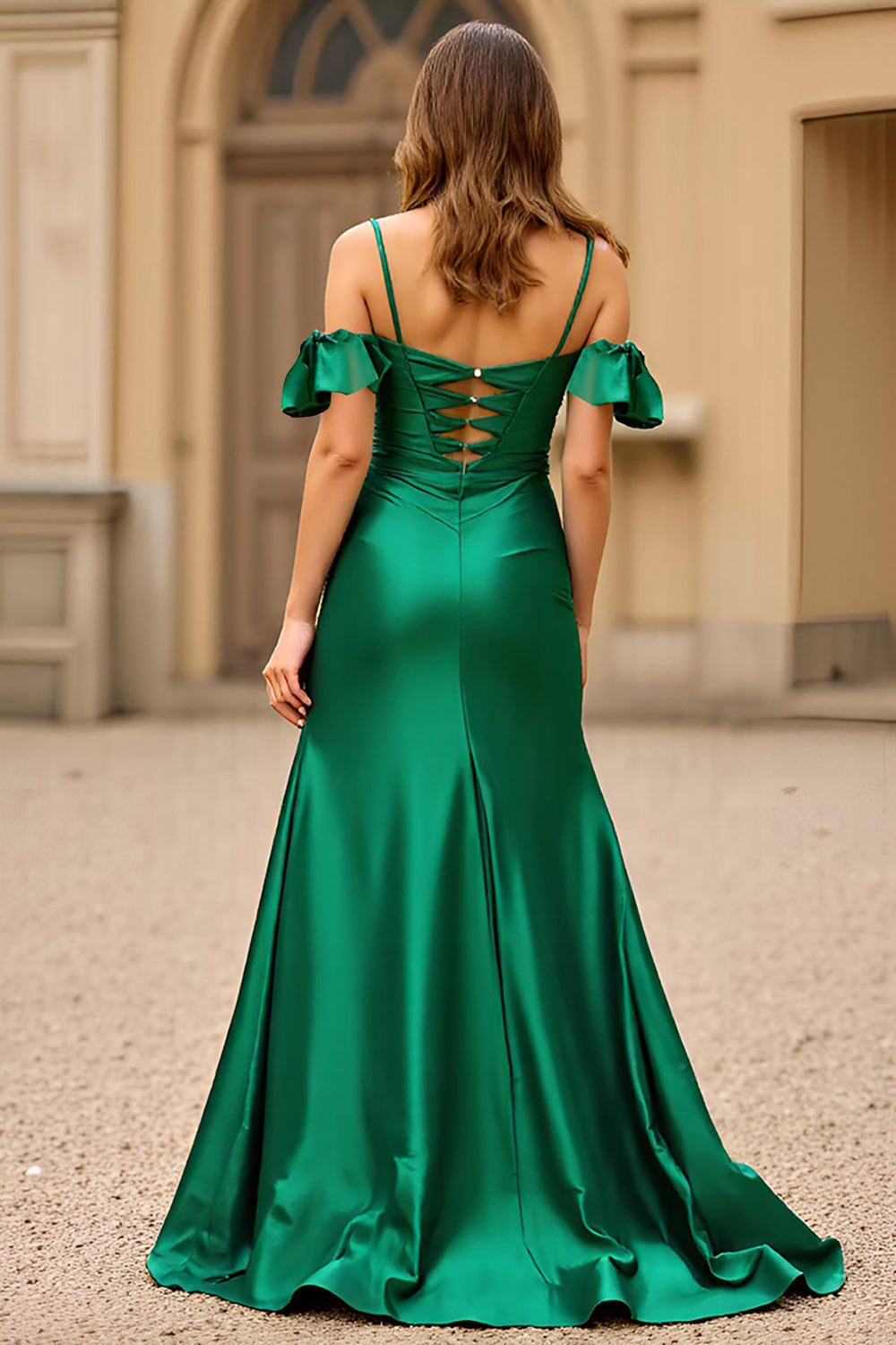Robe de bal longue en satin vert foncé à épaules dénudées et fente