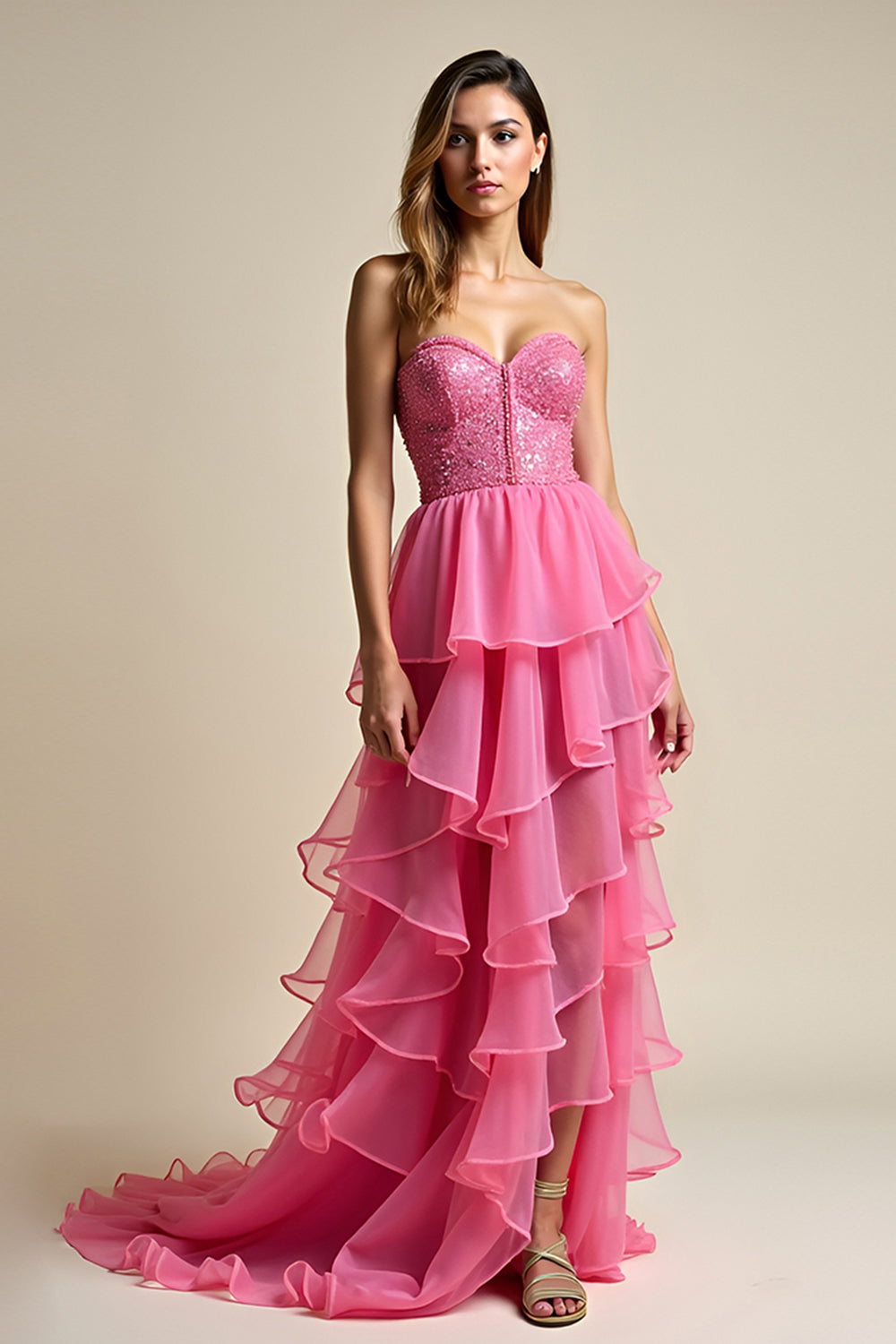 Robe de bal longue corail à décolleté en A et volants