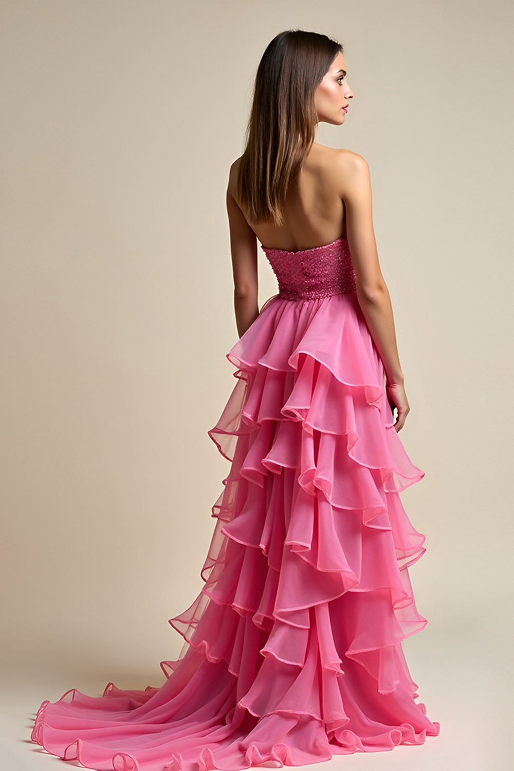 Robe de bal longue corail à décolleté en A et volants