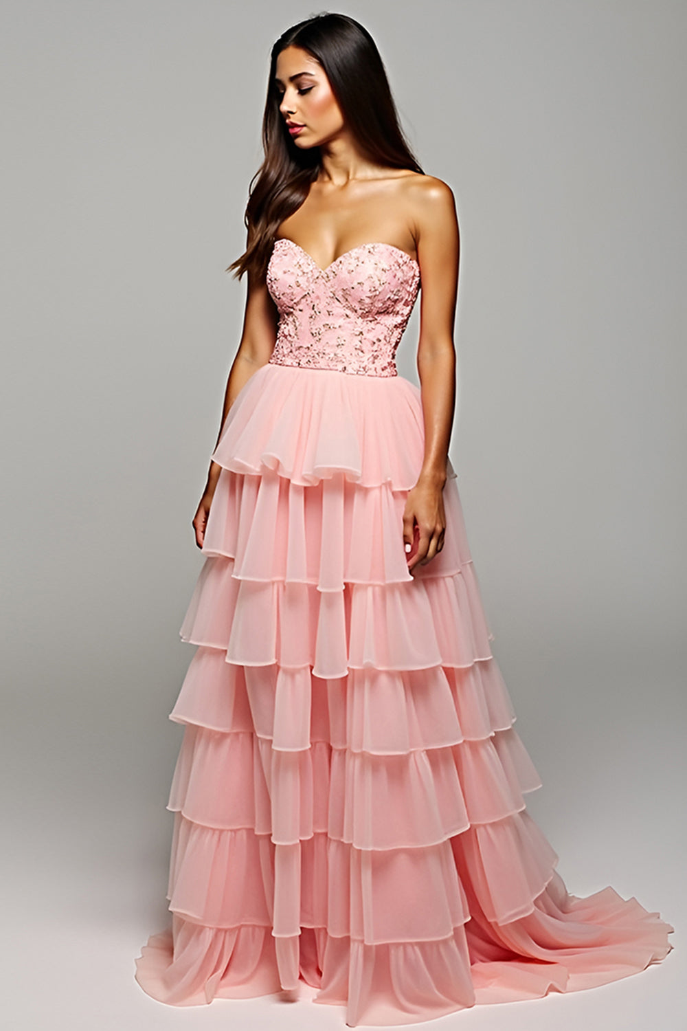 Robe de bal longue à décolleté cœur brodée rose poudré et fente