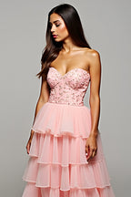 Robe de bal longue à décolleté cœur brodée rose poudré et fente