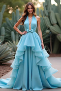 Robe de bal longue bleue à col halter et volants