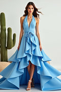 Vestido de fiesta azul de corte línea, escote halter, asimétrico, con volantes y bajo asimétrico.