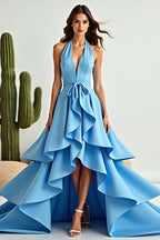 Vestido de fiesta azul de corte línea, escote halter, asimétrico, con volantes y bajo asimétrico.