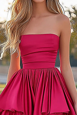 Robe de bal asymétrique fuchsia trapèze à ourlet asymétrique.
