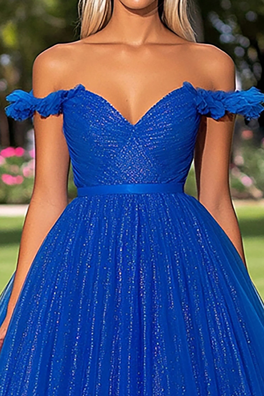 Robe de bal longue bleu roi à épaules dénudées
