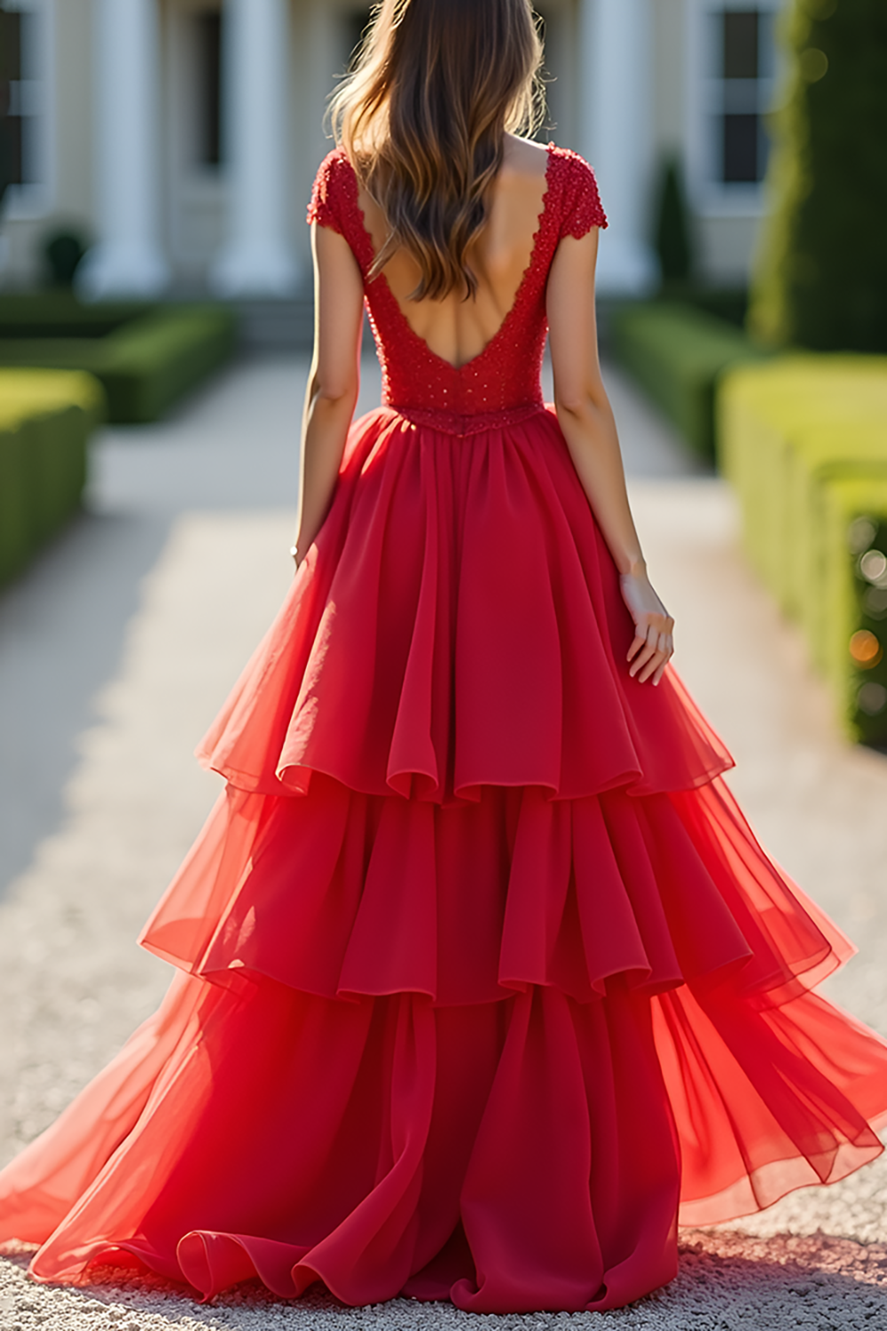 Vestido largo de fiesta rojo de encaje con escote en V profundo y falda escalonada en línea A