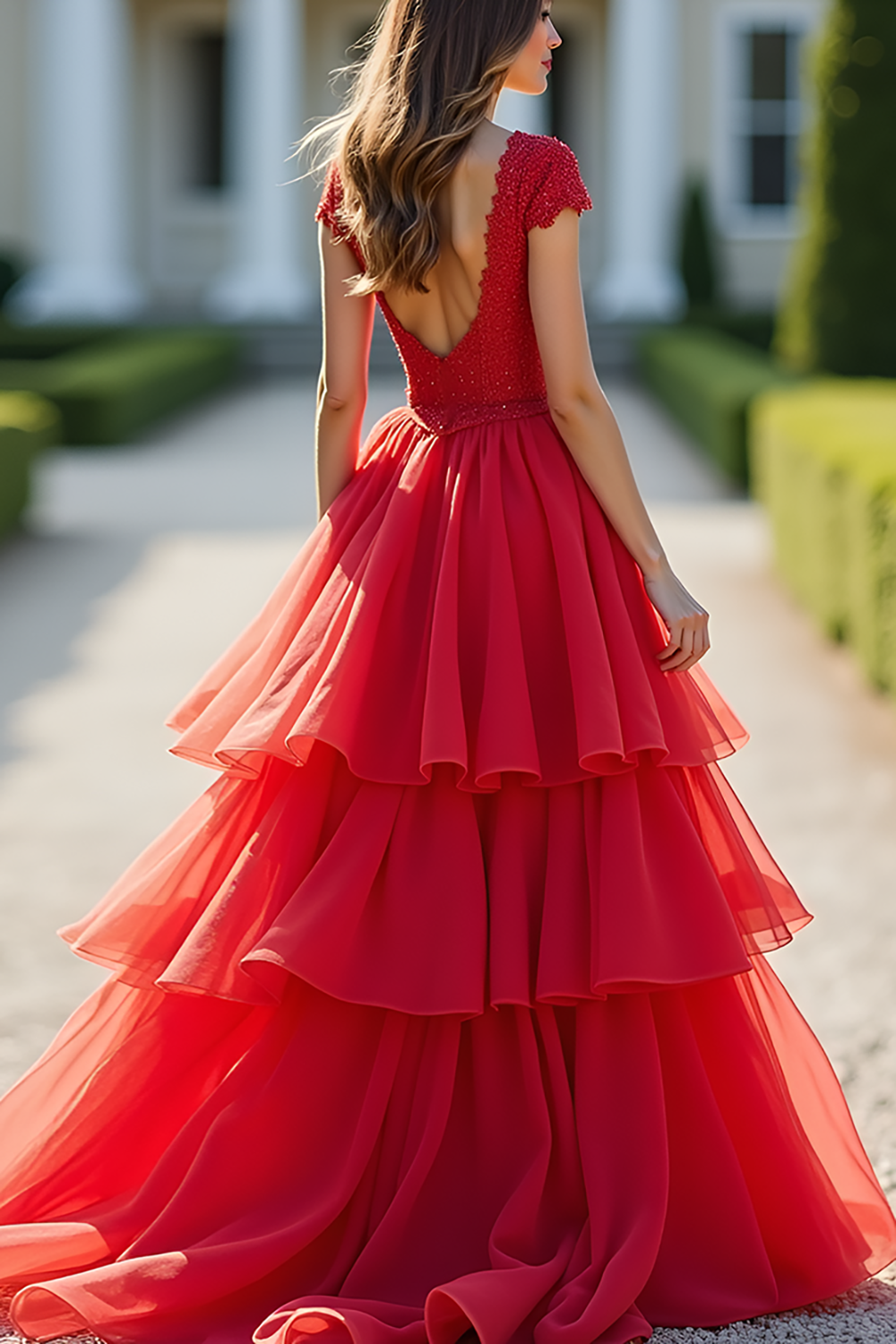 Vestido largo de fiesta rojo de encaje con escote en V profundo y falda escalonada en línea A