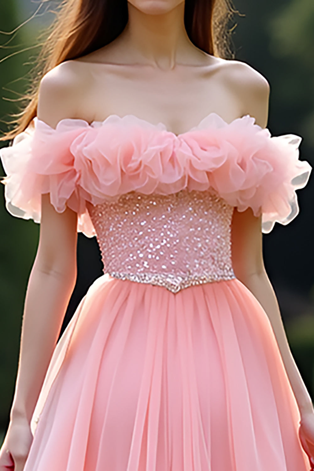 Robe de bal longue rose à épaules dénudées et coupe trapèze froncée