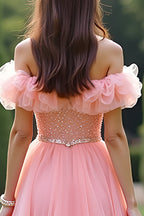 Robe de bal longue rose à épaules dénudées et coupe trapèze froncée