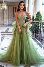 Vestido largo de fiesta de tul color verde salvia empolvado con corte en A y apliques de encaje