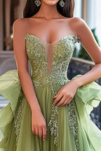 Vestido largo de fiesta de tul color verde salvia empolvado con corte en A y apliques de encaje