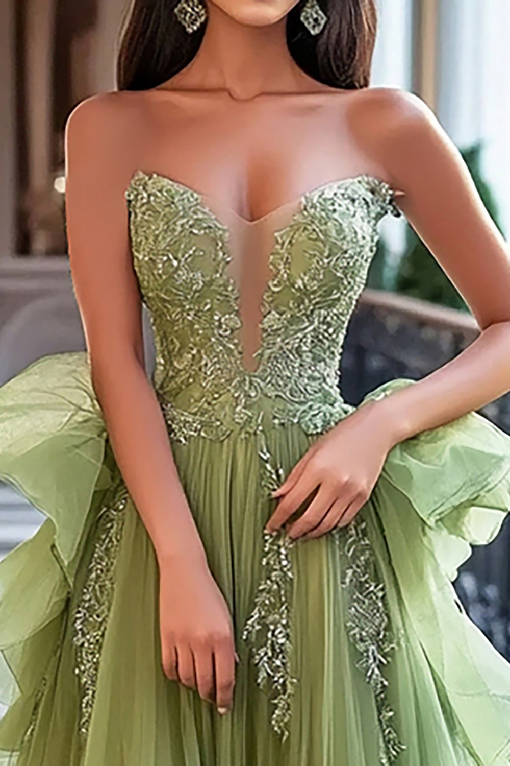 Vestido largo de fiesta de tul color verde salvia empolvado con corte en A y apliques de encaje