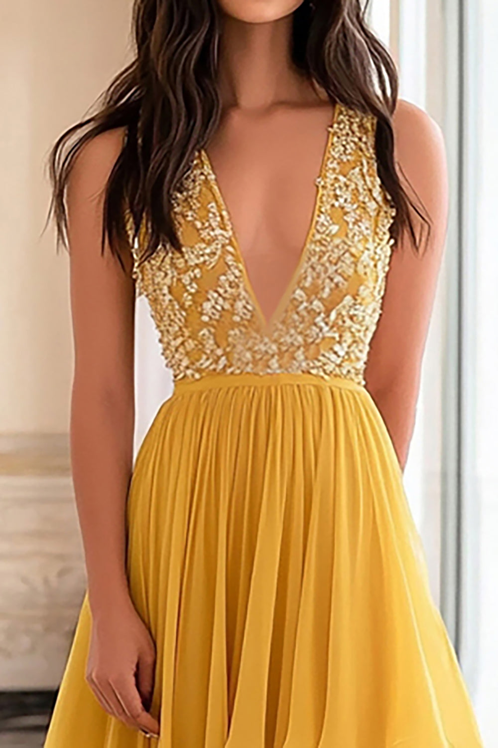Robe de bal longue jaune à décolleté en V profond et coupe trapèze, ornée d'appliqués