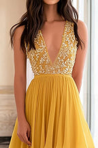 Robe de bal longue jaune à décolleté en V profond et coupe trapèze, ornée d'appliqués