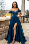 Robe de bal longue bleu marine à épaules dénudées, ornée d'appliqués et de volants, avec fente.