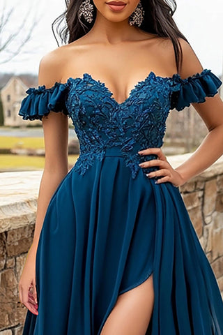 Robe de bal longue bleu marine à épaules dénudées, ornée d'appliqués et de volants, avec fente.