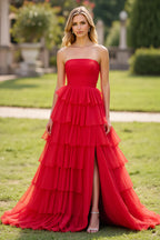 Robe de bal longue rouge à col carré, coupe trapèze et volants, fendue.