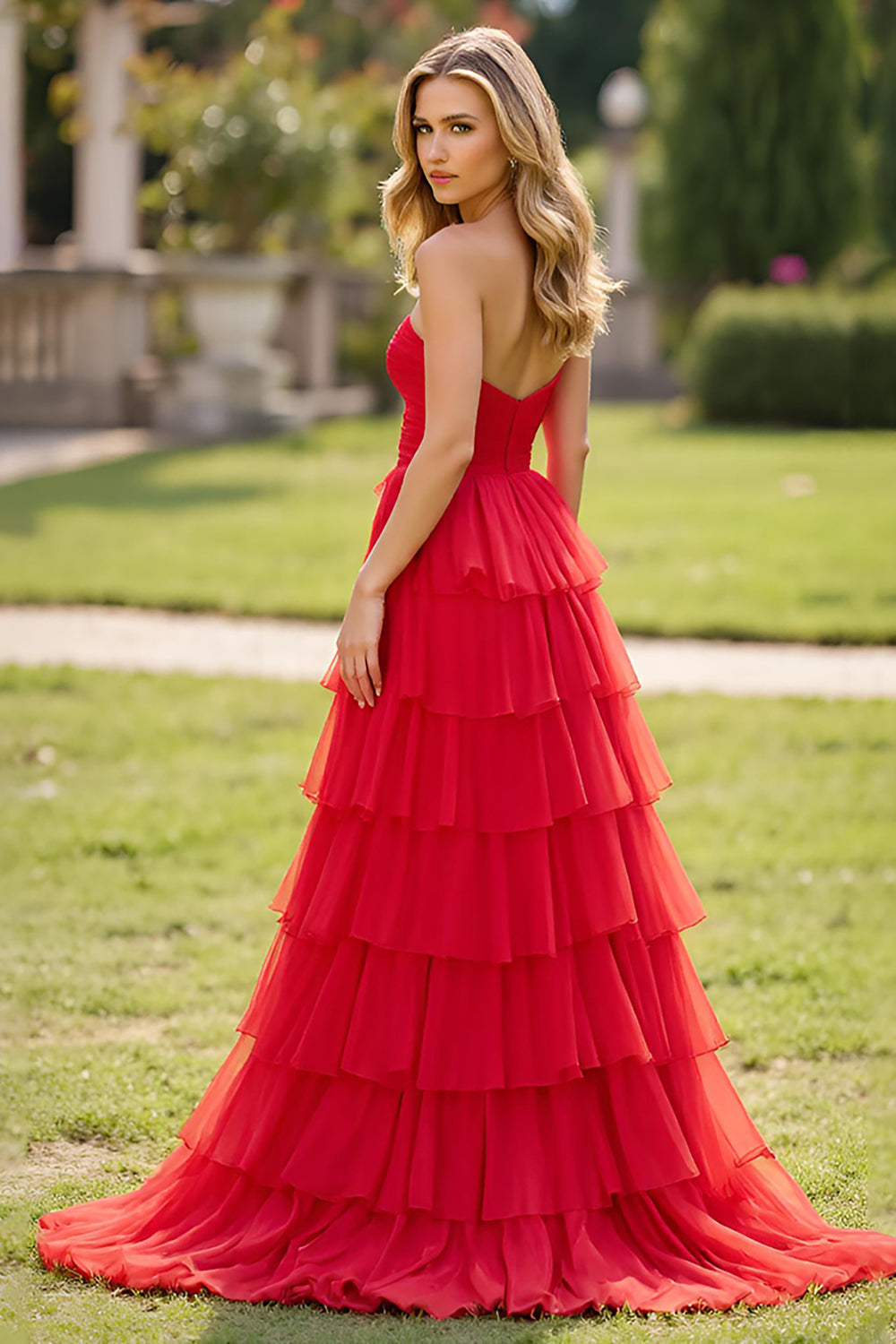 Robe de bal longue rouge à col carré, coupe trapèze et volants, fendue.