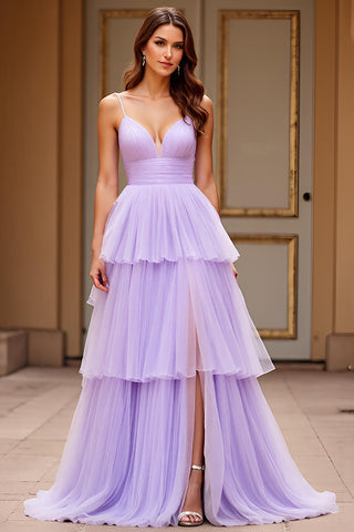 Robe de bal longue lilas en tulle à volants, coupe trapèze, avec fente.