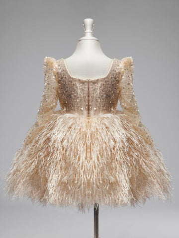 Robe de fille en tulle couleur champagne arrivant aux genoux 