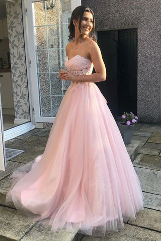 Vestido de graduación rosa con corsé, escote corazón y corte en A con apliques