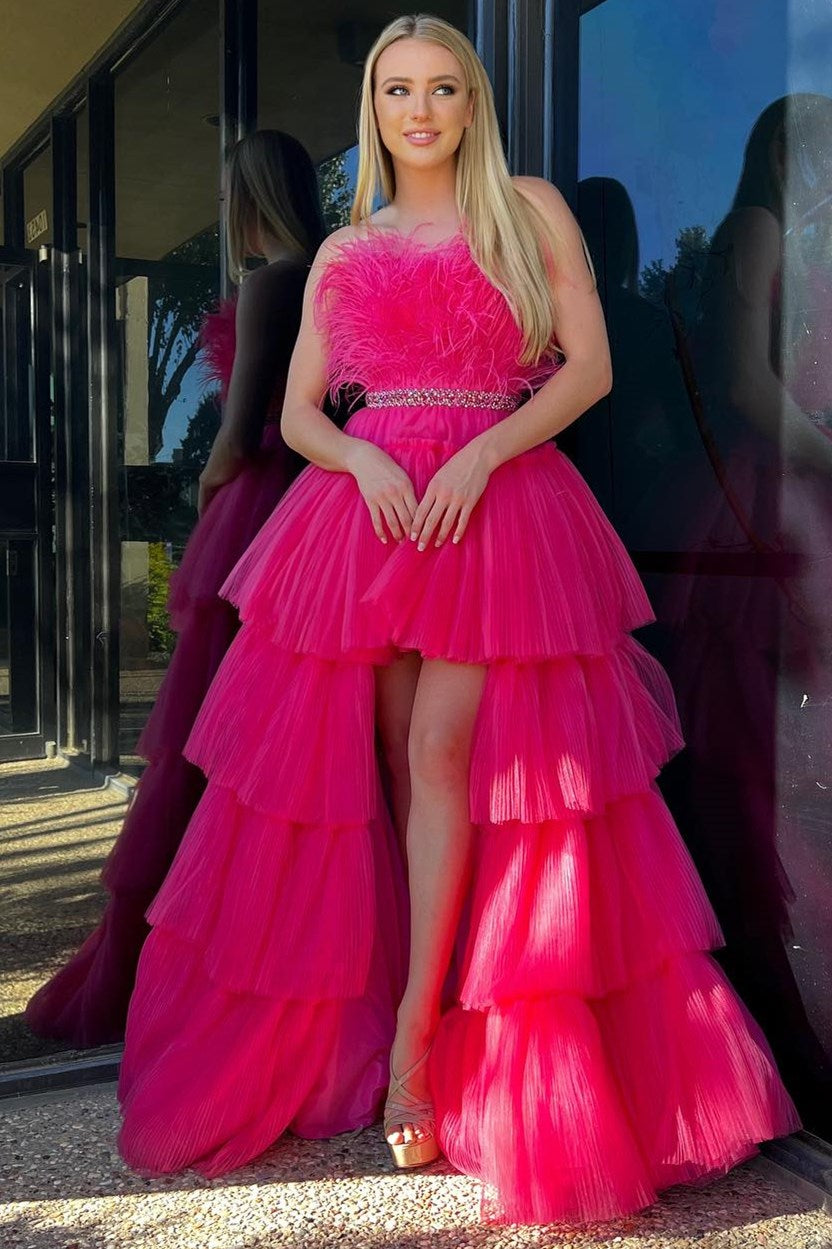 Vestido de graduación de tul con volantes, corte asimétrico, sin tirantes y con plumas, estilo línea A