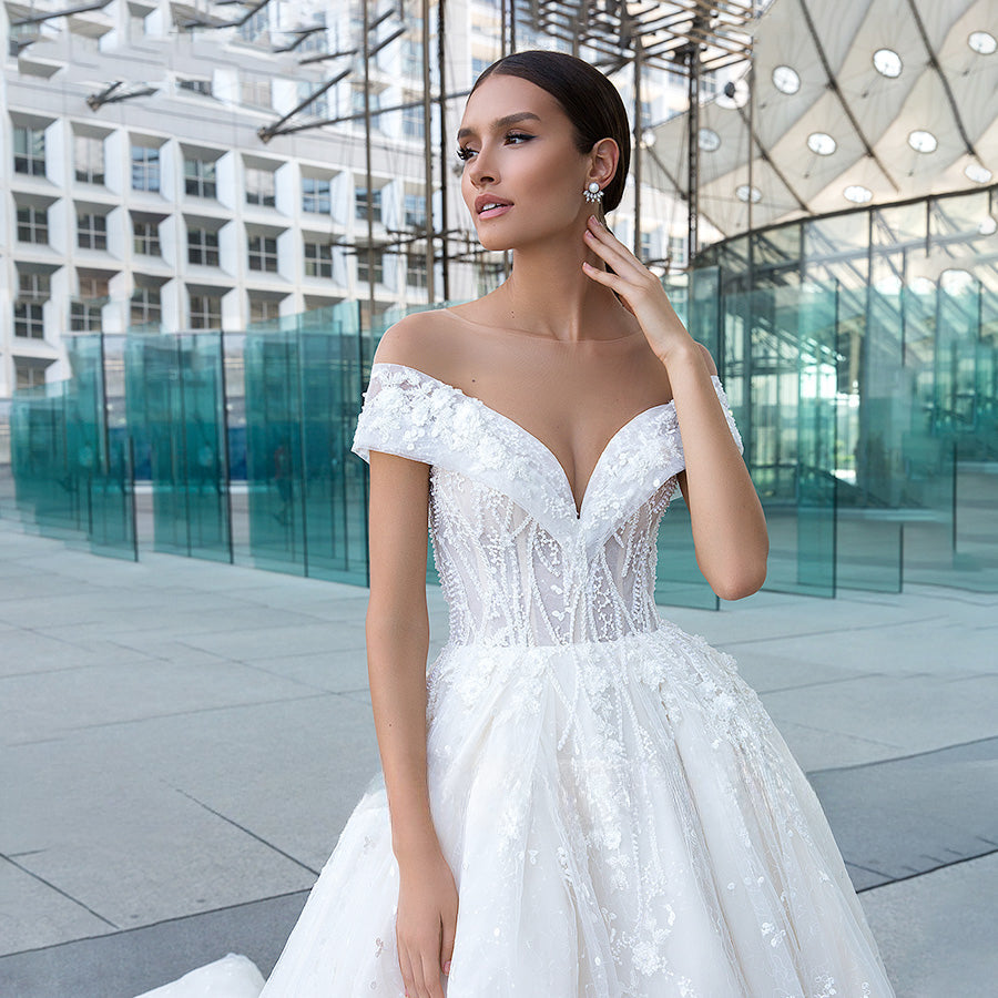 Robe de mariée romantique en dentelle, décolleté en V, ornée de perles, épaules dénudées, épaules dénudées, style princesse.