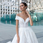 Robe de mariée romantique en dentelle, décolleté en V, ornée de perles, épaules dénudées, épaules dénudées, style princesse.