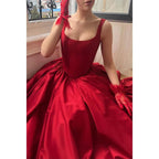 Robe de soirée en satin coupe trapèze à bretelles spaghetti et traîne fendue sur le côté 