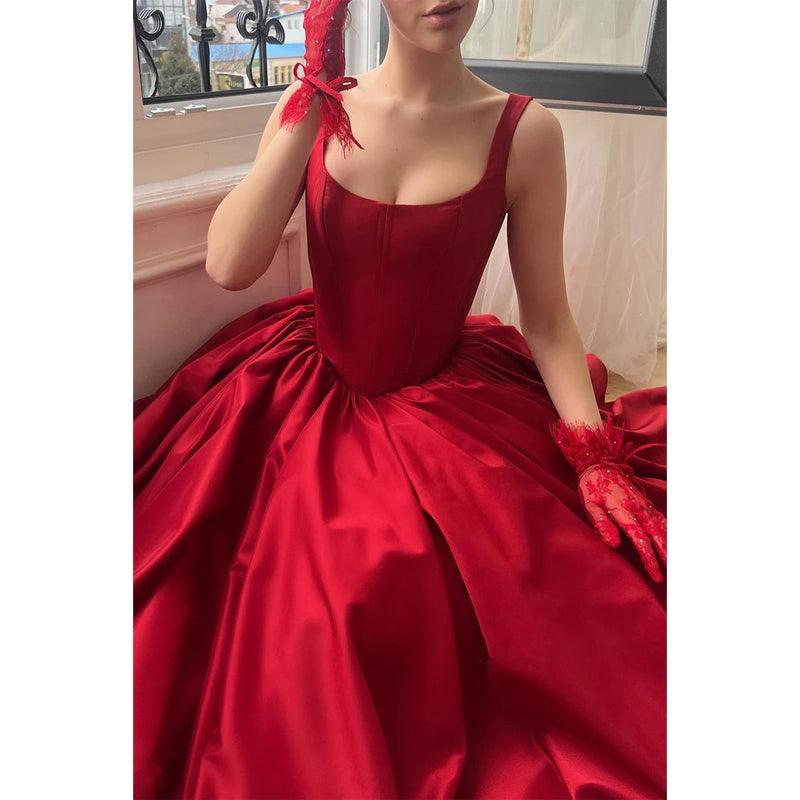 Robe de soirée en satin coupe trapèze à bretelles spaghetti et traîne fendue sur le côté 