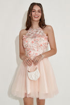 Vestido de fiesta color champán con escote halter y bordado