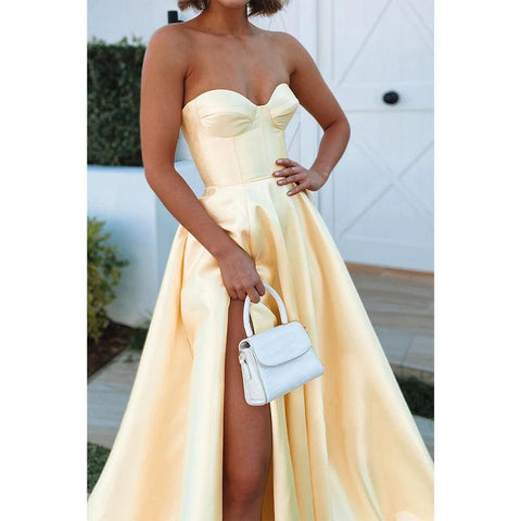 Vestido de fiesta de satén amarillo con escote corazón y abertura alta con bolsillos 