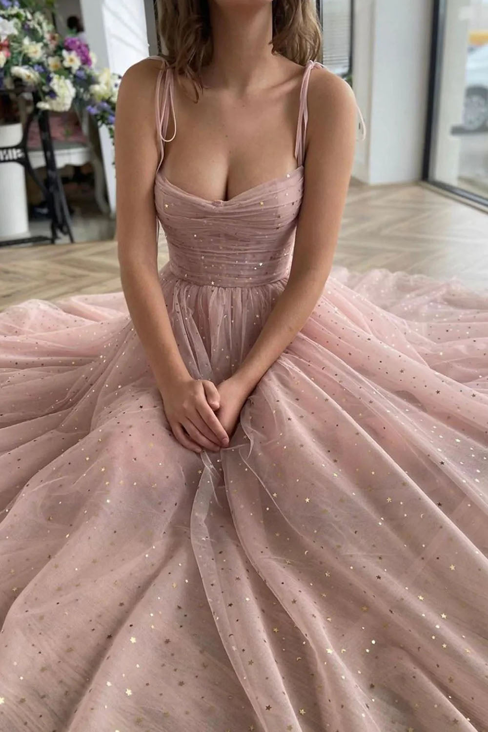 Vestido de fiesta de corte A con tirantes finos, color rosa pálido y largo hasta la rodilla