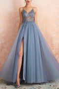 Robe de bal longue bleue à fines bretelles et fente