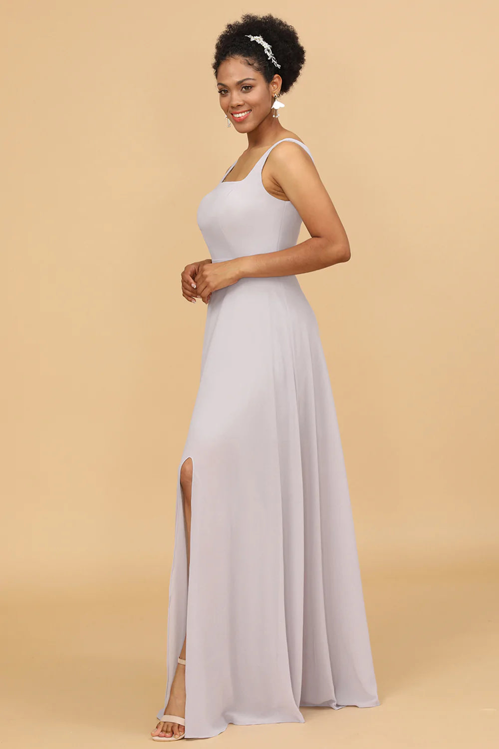 Vestido de dama de honor gris de gasa con escote cuadrado