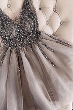 Robe courte grise à paillettes pour le bal de promo