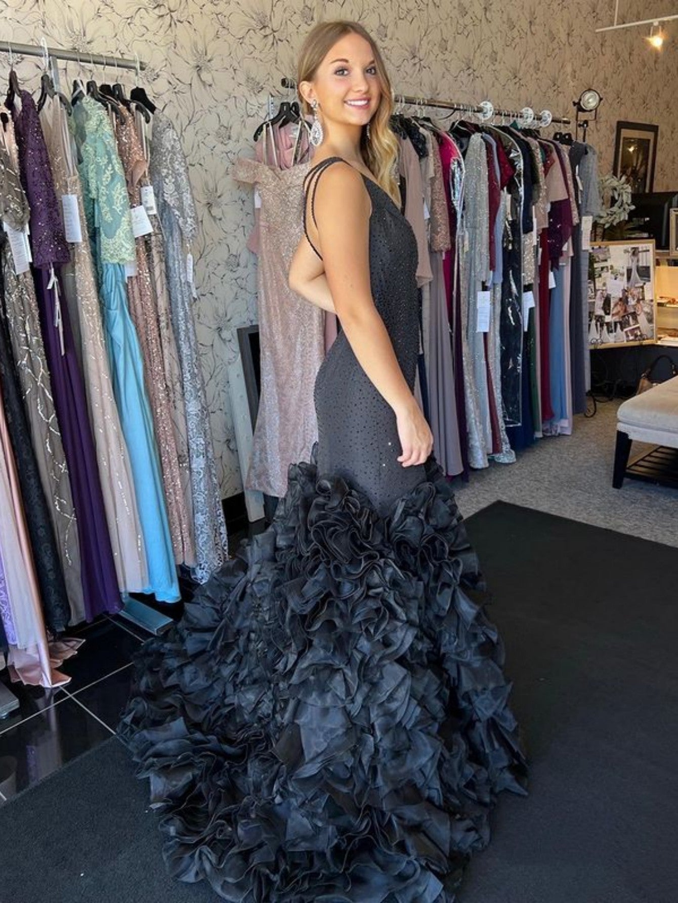 Vestido largo de fiesta negro de sirena con un solo hombro y lentejuelas escalonadas