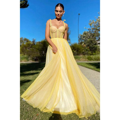 Robe de bal longue en tulle jaune à bretelles spaghetti et décolleté en cœur 