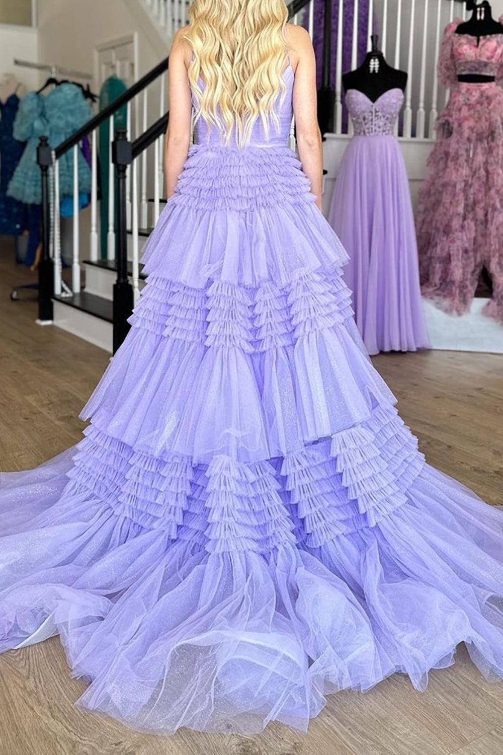 Vestido largo rosa de fiesta con tirantes finos, corte en A y abertura.