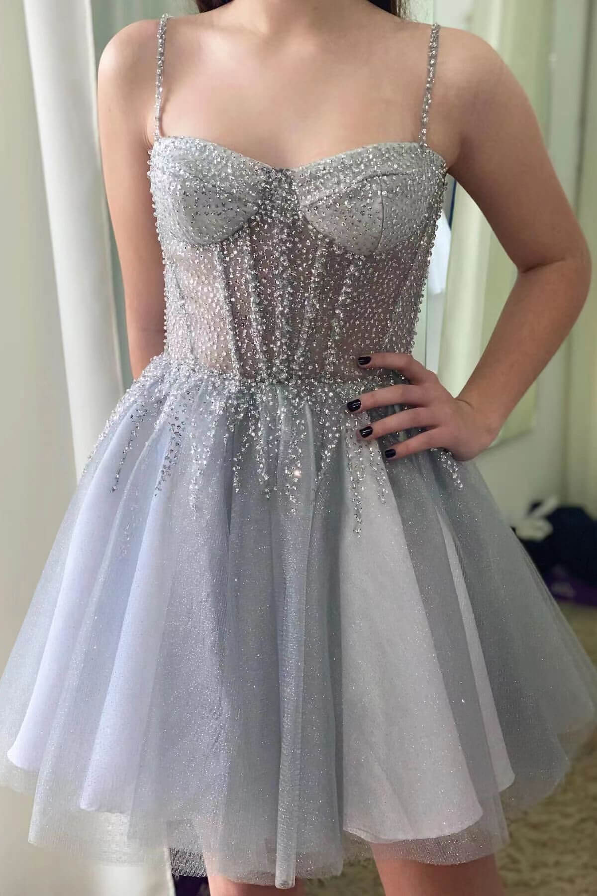 Robe de bal à fines bretelles en tulle gris argenté pailleté avec volants